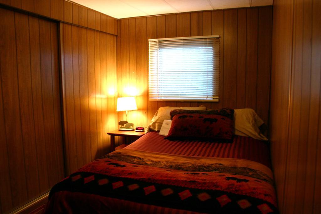 Yellowstone Wildlife Cabins West Yellowstone Ngoại thất bức ảnh